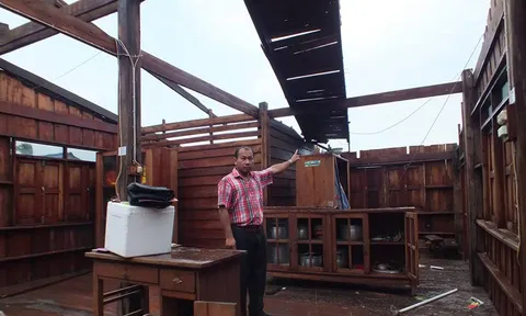  พายุถล่ม'โป่งน้ำร้อน' หลังคาปลิวเกลื่อน