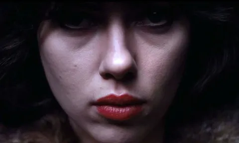 ระวัง! 'สการ์เล็ตต์ โจแฮนสัน' สวย สูบ มนุษย์ 