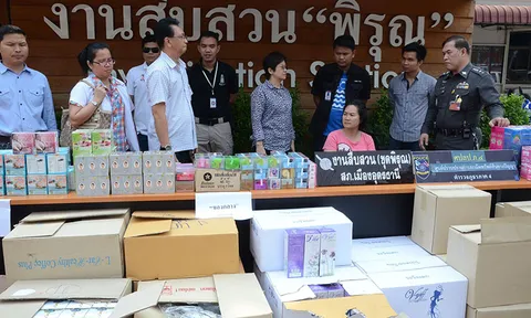 ตร.บุกทลายโกดังอาหารเสริมเถื่อนกลางเมืองอุดรฯ