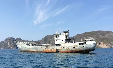 จมเรือหลวงเกล็ดแก้วลงสู่ทะเลหน้า'เกาะพีพี'