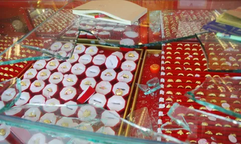 โจรบุกเดี่ยวทุบตู้ร้านทอง กวาด1.7แสนเผ่นลอยนวล