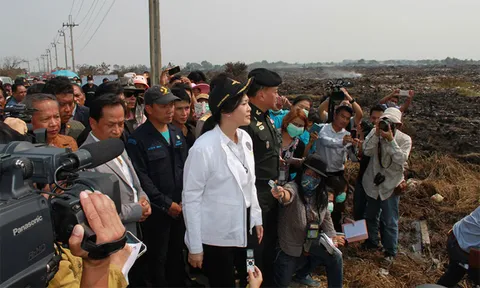 นายกฯ"ปู"ตรวจบ่อขยะแพรกษา สั่งป้องกันเกิดเหตุซ้ำ 