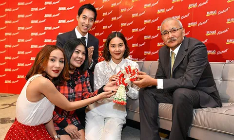 ทายาทราชสกุลยุคล สืบสานประเพณีรดน้ำดำหัว