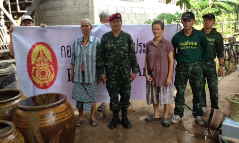 ทหารตระเวนแจกน้ำกิน-ใช้ ให้ชาวอ่างทองช่วงแล้ง