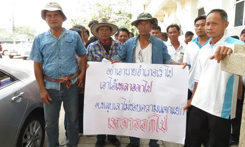 ชาวบ้านสกลนครฮือไล่นายอำเภอ หวิดวางมวยกลุ่มสนับสนุน