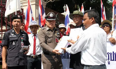 คปท.เดินขบวนคัดค้านเลือกตั้ง ส.ว.30 มี.ค.นี้