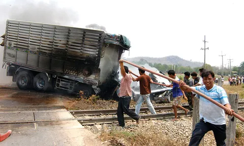 ดีเซลรางชนสนั่นรถพ่วง ไฟลุกท่วม-โชเฟอร์คอหัก