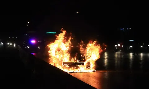 ระทึก! 2 สาวหนีตาย รถติดแก๊สเกิดไฟลุกท่วม