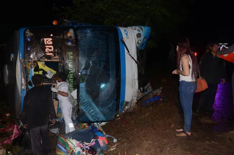 ทัวร์ชนปิกอัพกลางดึก คนขับหลับใน-หวิดตายหมู่