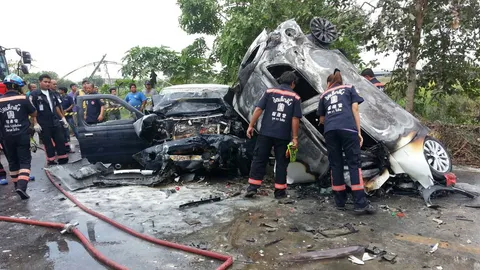 เก๋งป้ายแดงประสานงาปิกอัพ ไฟคลอกดับทุรน4ศพ