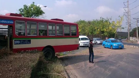 รถเมล์สาย 189 จอดค้างเกาะกลางถนน วุ่นขวางการจราจร
