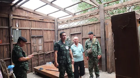 ทหารซ่อมบ้านให้พ่อเฒ่าอรัญฯ หลังถูกพายุซัดเสียหาย