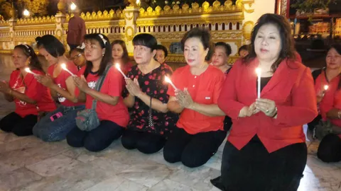 องค์กรสตรีจุดเทียน-ขอพร ให้บ้านเมืองพ้นวิกฤติ