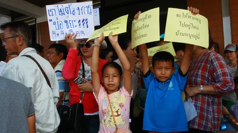 'ชาวบ้านแพรกษา' บุกศาลากลาง จี้ 'ผู้ว่าฯ' สั่งปิดบ่อขยะ