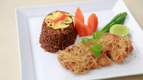 ข้าวสังข์หยดผัดน้ำพริกปลากะพงย่าง ไก่ตะไคร้ทอดกรอบ