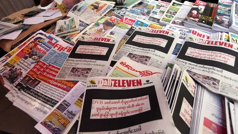 สื่อพม่าชนรัฐ พิมพ์ น.1 สีดำต้านจำคุกนักข่าว