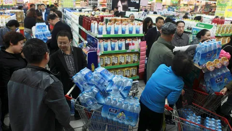 จีนพบสารพิษปนเปื้อนน้ำประปาในเมืองหลานโจว คนแห่กักตุนน้ำขวด