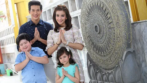 'วิว-พุฒ-เจนน่า-ภู' สืบสานประเพณีไทย สรงน้ำพระ-ก่อเจดีย์ทราย "วันสงกรานต์"