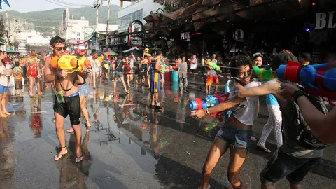 สงกรานต์บานฉ่ำทั่วไทย เปิดถนน"ข้าวทิพย์-ข้าวเปียก"