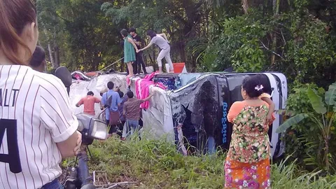 ทัวร์เสริมกรุงเทพฯ-ตรัง พลิกตกข้างทาง เจ็บ23