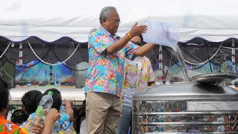 สุเทพพาแกนนำ กปปส.เล่นสงกรานต์รอบสวนลุมฯ