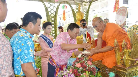 'เสนาะ' โผล่ร่วมงานประกวด 'เทพีสงกรานต์' วัฒนานคร