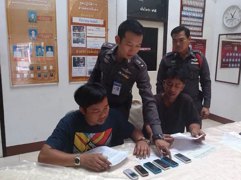 จับหนุ่มตกงาน-พ่อค้าผักส่งมือถือเข้าคุก