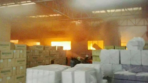 ไฟลุกท่วมโรงงานพลาสติกบางบอน โชคดีไร้เจ็บ