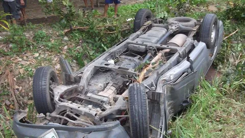 ผู้เฒ่าวัย 62 ปี ซิ่งกระบะเสียหลักพลิกคว่ำดับอนาถ