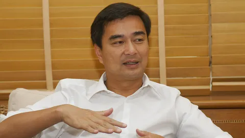 'มาร์ค'  ฟันธง 'แม้ว' หวังดันนิรโทษกรรม หลังสไกป์อวยพรสงกรานต์