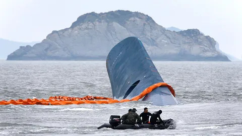 รวมวินาทีชีวิต! ช่วยผู้โดยสารเรือเฟอร์รี่เกาหลีจม (ชมคลิป)
