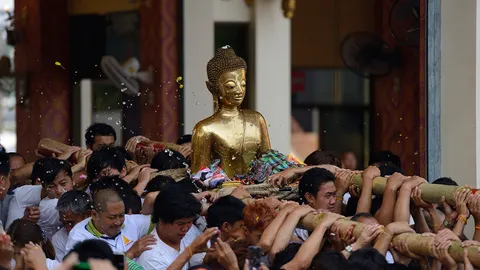 รวมพลชนเผ่าม้งที่เชียงแสน-หนองคายแห่ "พระใส"กลับวัด 