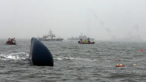 กู้ภัยนำ 3 ศพแรกออกจากเรือเฟอร์รี่โสมใต้สำเร็จ ยอดเหยื่อพุ่ง 36 ราย