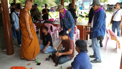 การ์ด กปปส. รวบ 3 ผู้ต้องสงสัยพกบัตรตำรวจ 