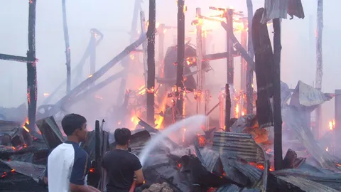 ไฟผลาญวอดเหลือแต่เสา-โรงสีเก่าริมน้ำยม