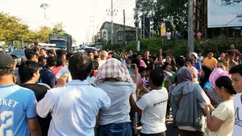 'ชาวภูเก็ต' แห่ปิดถนน ร้อง ตร.จับแพะคดีขืนใจสาวท้อง  นักท่องเที่ยวตกเครื่องอื้อ