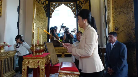 'ยิ่งลักษณ์'สักการะ ศาลหลักเมือง ก่อนประชุมสภากลาโหม