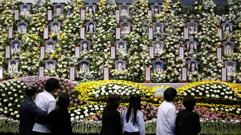 เศร้า! นร.ผู้รอดชีวิตเหตุเรือ'เซวอล'ล่ม เคารพศพเพื่อน 157 คน