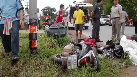 สาวใหญ่ดวงขาด ควบจยย.เสยเสาไฟตายคาที่