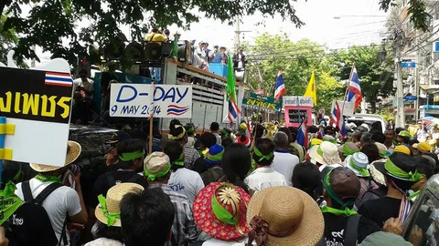 'กปปส.' เคลื่อนทัพดาวกระจายสื่อหลัก 'สุเทพ' ลั่นปักหลักค้างทำเนียบ 