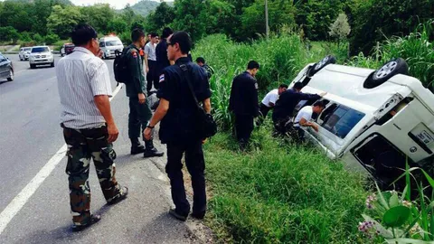 รถตู้ ตร.มุ่งหน้าคุมม็อบ กทม. พลิกคว่ำเจ็บ 15 ราย