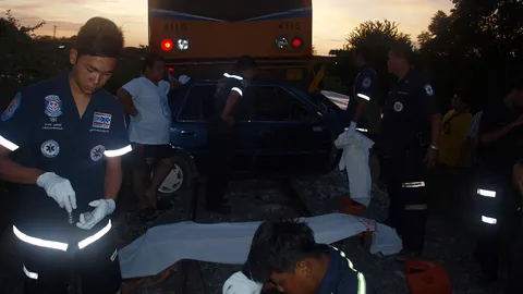 วัยรุ่นซิ่งเก๋งชนรถไฟลากไกล400ม.-ดับอนาถ