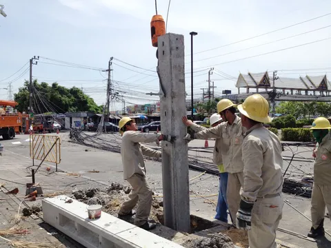 พายุซัดเสาไฟฟ้าเมืองปากน้ำหักโค่น ไฟดับ-แก้ไขแล้ว
