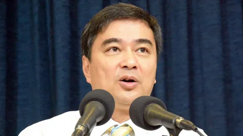 'มาร์ค' เชื่อ 'นายกฯคนกลาง' เป็นคำตอบดีที่สุด