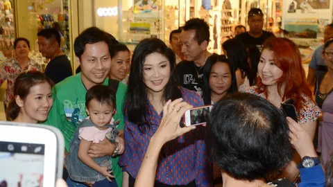 'ยิ่งลักษณ์'เดินห้างดังเชียงใหม่ แฟนคลับรุมให้กำลังใจเพียบ