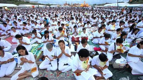 แจกใบโพธิ์ 9,999 ใบ 'เทศกาลวันวิสาขบูชา'