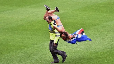 มโนอยู่ทะเล!! สาวบิกินีโชว์หวิว วิ่งลงสนามป่วนเกมกัลโชฯ 