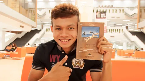 แข้งเพื่อนตำรวจหัวใจหล่อ อ่านหนังสือให้คนตาบอดฟัง