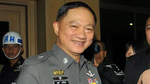 ยำตำรวจหั่นดอกไม้และกระบอง 18/05/57