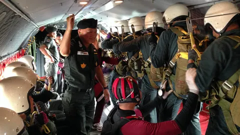 อดุลย์ขึ้นบินดูนรต.โดดร่ม